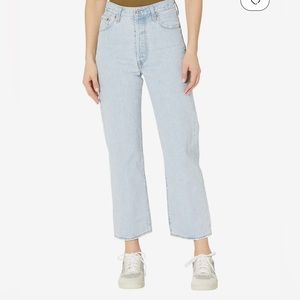 Light wash Levi’s rib cage straight size 27!!